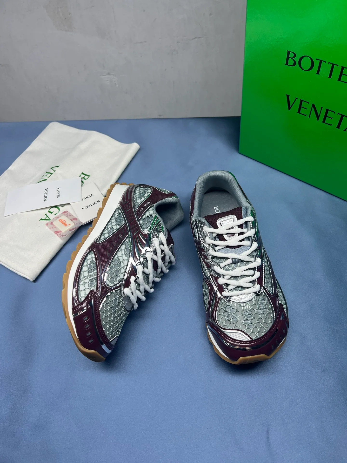 👟👟Ex-factory price 600👟👟 Men's size +10 Real photos 🔥🔥BV Orbit sneakers Wang Yibo's same style couple's dad shoes Runner sneakers, made of lightweight technical mesh fabric. Matched with geometric pattern designed rubber outsole, Wang Zha series high version. Look for the package technology. It is actually a lot taller, but the legs are still slim. Very nice, playable and durable. Matched to the standard💯 Package shoe technology. Look for the high version. The outsole is made of color-blocked TPU outsole. Women's model 35 36 37 38 39 40 41 42 (40 41 42 43 44 45 customized) (Customer logo can be accepted without refund or exchange at a favorable price) Equipped with original packaging